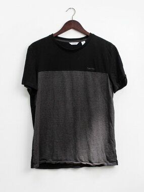Calvin Klein cotton T-shirt features a two-tone shirt medium